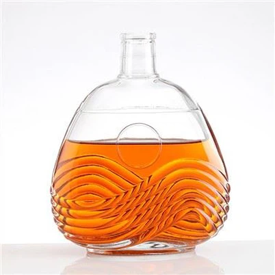 स्टॉपर्स के साथ 750 मिली शराब की बोतलें