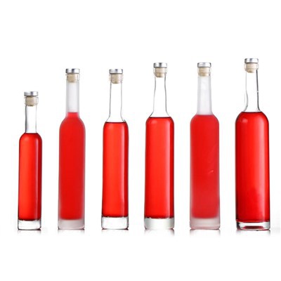 कॉर्क के साथ वोदका कांच की बोतलें